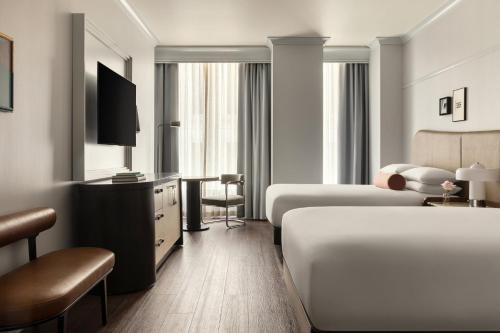 2 queen beds