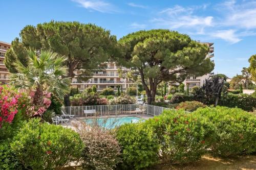 Facilities, Studio Near Beach, Sea View & Garage - Happy Rentals in Les Breguieres