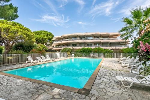 Swimming pool, Studio Near Beach, Sea View & Garage - Happy Rentals in Les Breguieres