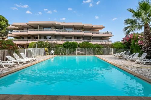 Swimming pool, Studio Near Beach, Sea View & Garage - Happy Rentals in Les Breguieres