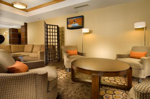 Holiday Inn Express & Suites Alexandria - Fort Belvoir by IHG