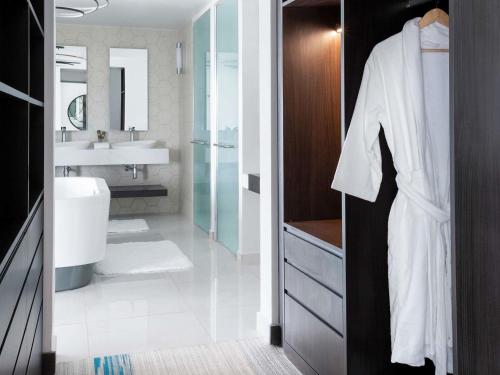 Suite, executive