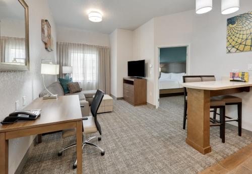 2 queen beds, 1 sofa bed