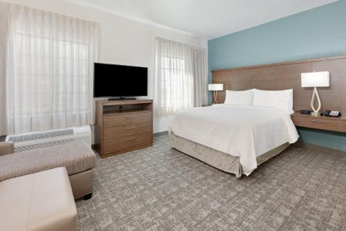 1 queen bed, 1 sofa bed