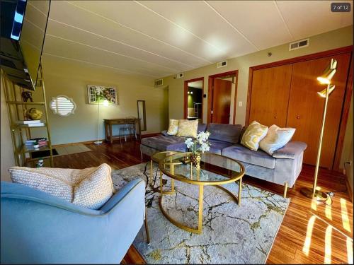 Modern 1-Bedroom Condo with Private Parking in Chicago Ridge