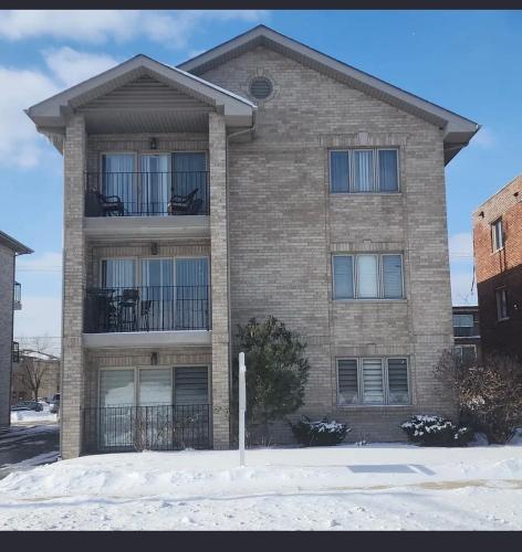 Modern 1-Bedroom Condo with Private Parking in Chicago Ridge