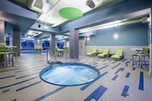 Swimming pool, Holiday Inn Express Kelowna - East By IHG in Kelowna (BC)