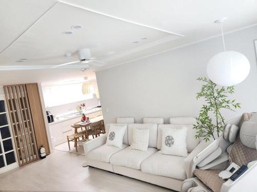 35 pyeong Lotte Tower, Lotte World, Seokchon Lake, Seongsu, Gangnam Coex, KSPO Dome, Gym, Ginseng Sa