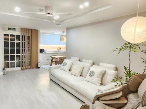 35 pyeong Lotte Tower, Lotte World, Seokchon Lake, Seongsu, Gangnam Coex, KSPO Dome, Gym, Ginseng Sa