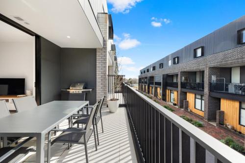 Erkély/terasz, OTTO - Sleek and Stylish City Convenience in Kent Town