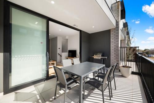 Erkély/terasz, OTTO - Sleek and Stylish City Convenience in Kent Town