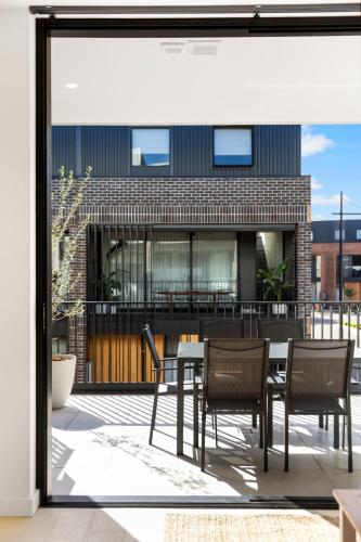 Erkély/terasz, OTTO - Sleek and Stylish City Convenience in Kent Town