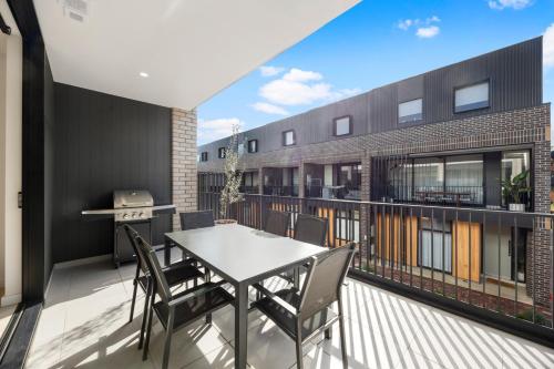 Erkély/terasz, OTTO - Sleek and Stylish City Convenience in Kent Town