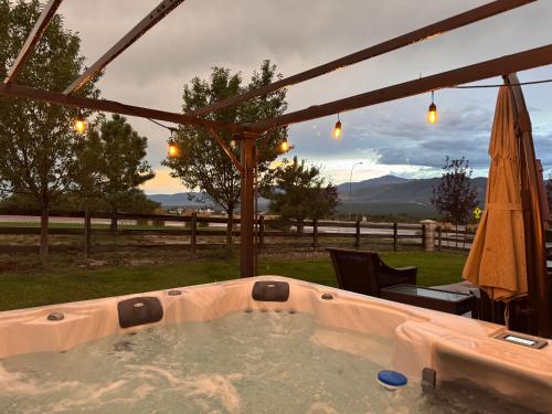 Pikes Peak Place, Views, Hot Tub, Air Force Academy