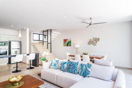 Entire House- 3BR with Private Roof Top Deck