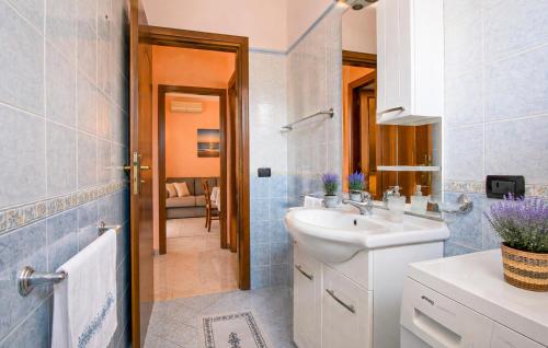 Bathroom, 1 Bedroom Gorgeous Apartment In Saline Joniche in Saline Joniche