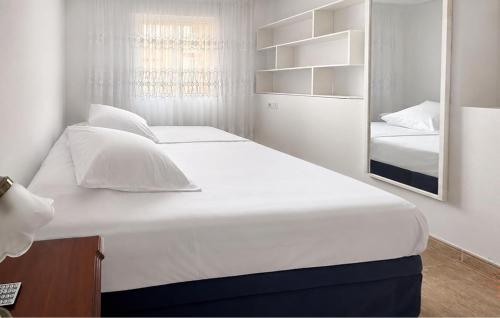 2 Bedroom Lovely Apartment In Torrevieja - image 2