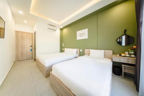1 double bed, 1 twin bed