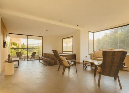 Poblado, hermoso apartamento 4 habitaciones y jacuzzi Medellin