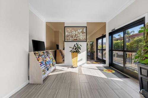 לובי, Super 8 By Wyndham San Diego Hotel Circle in סן&nbsp;דייגו