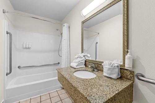 Super 8 by Wyndham San Diego Hotel Circle Room Type - Queen Room with Mobility/Hearing Access - Non-Smoking