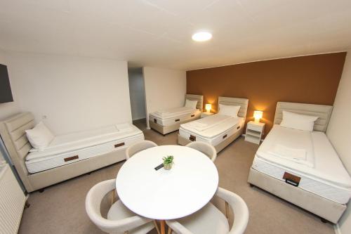4 twin beds
