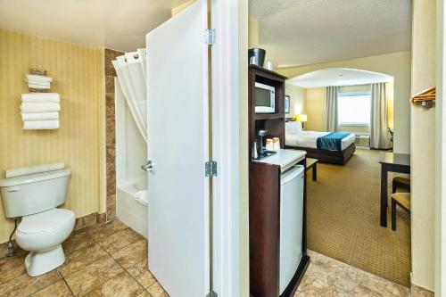 Comfort Inn & Suites Edson - Yellowhead Highway Room Type - King Suite - Non-Smoking