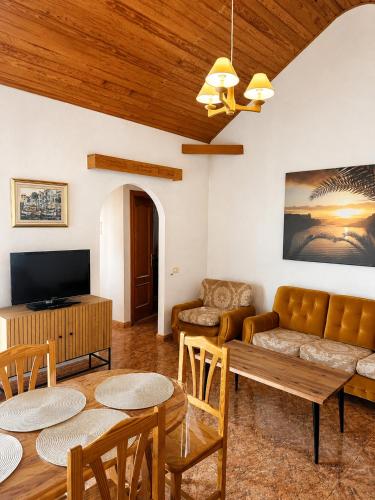 Casa Loli - Cozy Home in Tamaduste, 5 Min to Beach in Valverde