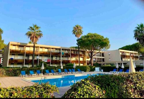 Charmant Studio dans résidence de vacances avec Piscine , Parking privé, Climatisé, 4 couchages, Mandelieu la Napoule près de Cannes ! - Location saisonnière - Mandelieu-la-Napoule