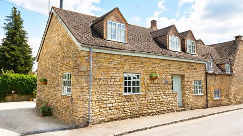 Teagles Cottage in Stow, EV parking