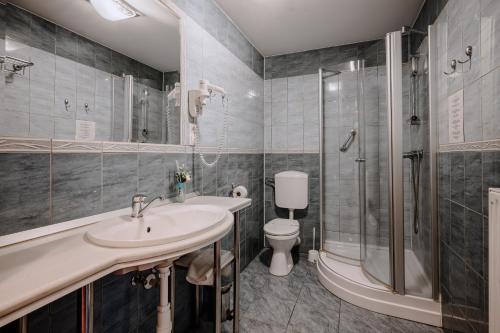 ห้องน้ำ, Emerald Boutique Hotel in ทาร์กู มัวร์ส