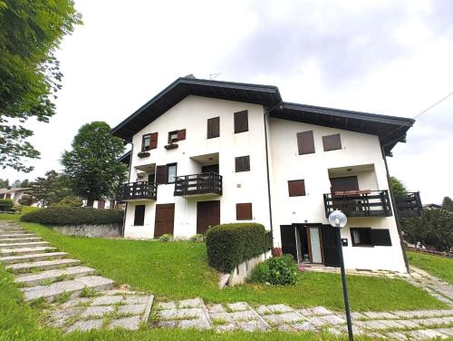 Relax in the charming little apartment on the ground floor in Tonezza Del Cimone
