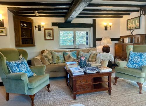 Luxury 16th Century 4-Beds Tudor Cottage in Dorridge