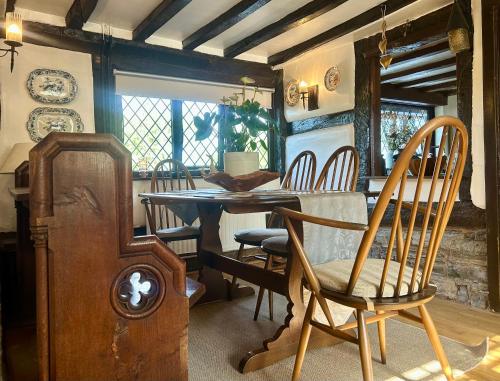 Luxury 16th Century 4-Beds Tudor Cottage in Dorridge