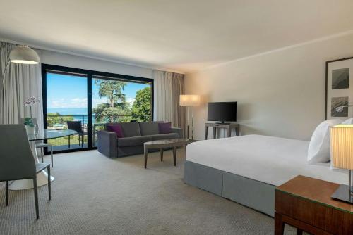 1 double bed, 1 twin bed