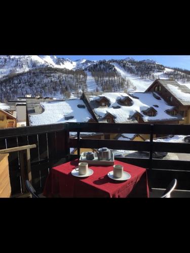STUDIO MONTGENEVRE avec VUE ET SKI AUX PIEDS!