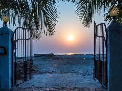 SaffronStays Salt Rim on the Beach, Korlai