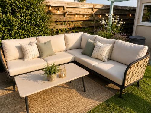 Baywatch Mawgan Porth Spacious Home sleeps 9, Games room, Parking & Garden in Trenance