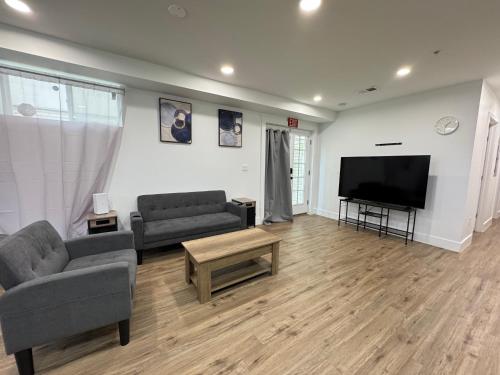 NEW COZY Apartment 2-Bedrooms Easy Parking - image 4