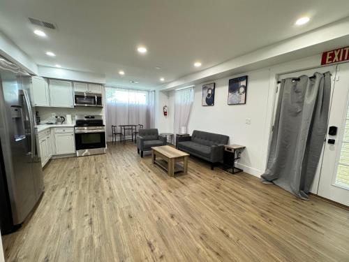 NEW COZY Apartment 2-Bedrooms Easy Parking - image 2