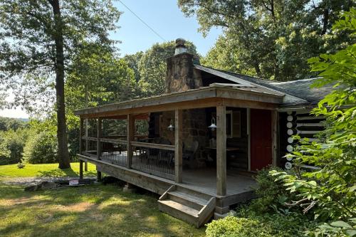 Macungie Cabin w/ Fireplace Near Bear Creek Skiing