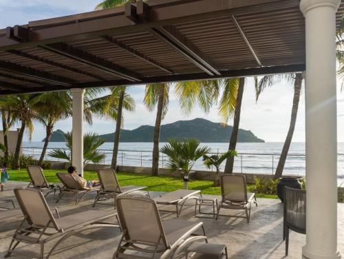 Luxury condo with balcony and front ocean view - CM806