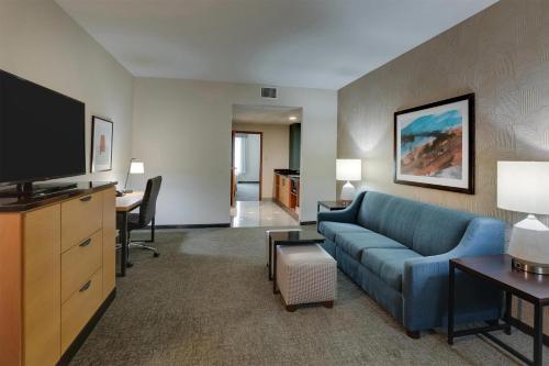 2 queen beds, 1 sofa bed