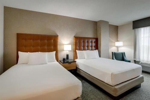 2 queen beds
