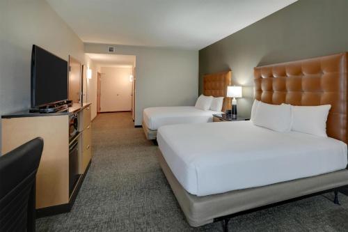 2 queen beds