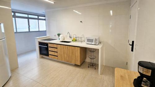 Kitchen, Lindo Apto - Completo - Praia Pitangueiras - near Subway