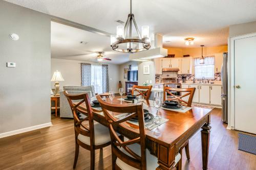 Yard & Screened Porch! Villages Escape in Lady Lake (FL)