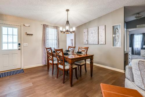 Yard & Screened Porch! Villages Escape in Lady Lake (FL)