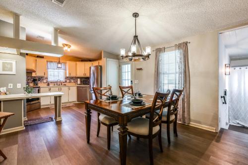 Yard & Screened Porch! Villages Escape in Lady Lake (FL)