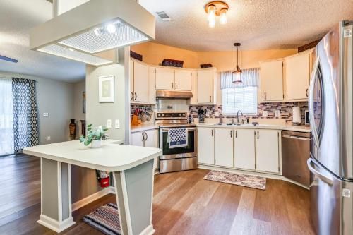 Yard & Screened Porch! Villages Escape in Lady Lake (FL)